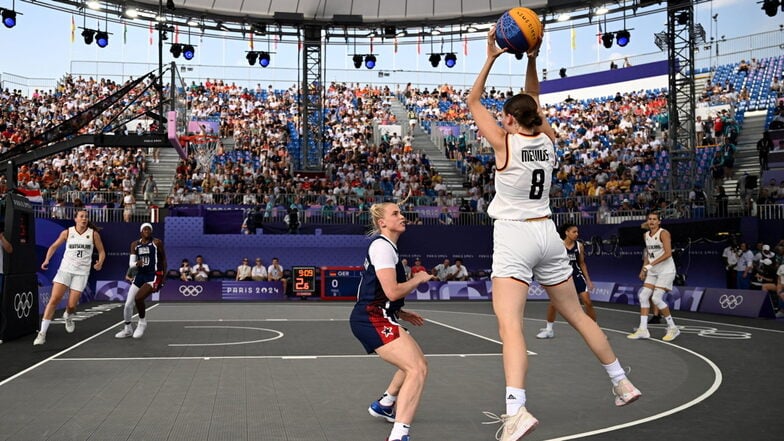 Rein damit:
Elisa Mevius (r.) überraschte mit den deutschen 3x3-Basketballfrauen die USA im ersten Spiel.