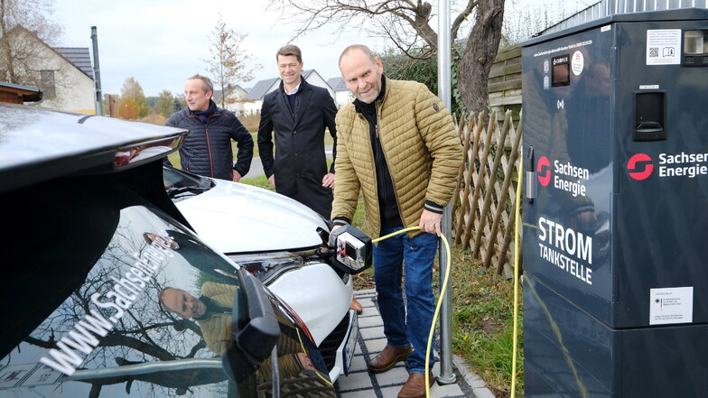 Niederau hat nun eine Stromtankstelle von Sachsen-Energie. Bürgermeister Steffen Sang probiert sie schon mal aus.
