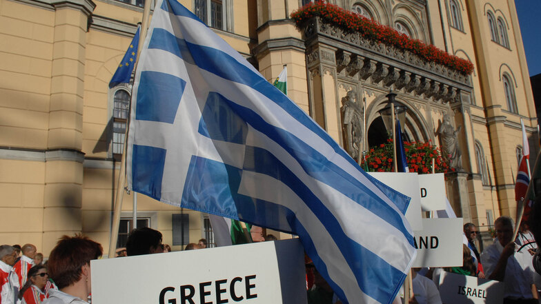 2012 hat Zittau die EM der Leichtathletik-Senioren ausgerichtet. Bei der Eröffnungsfeier wehte unter anderem die griechische Fahne vor dem Rathaus.