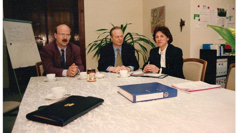 Das Foto entstand im Frühling 1994 im Dienstzimmer von Bürgermeisterin Renate Schwarze – zusammen mit dem damaligen Dezernenten Stephan Loge (links).