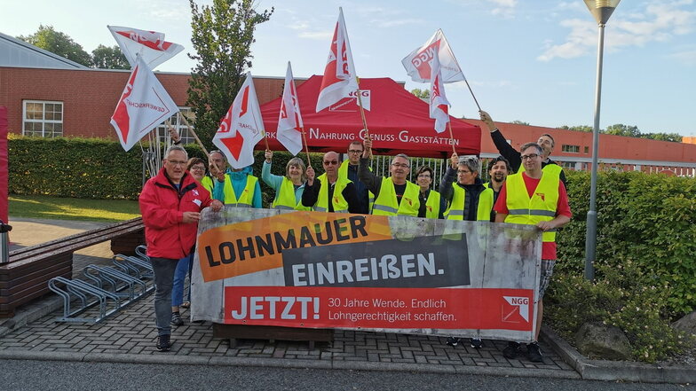 Mitarbeiter der Frühschicht bei den Teigwaren in Streikmontur: Die Gewerkschaft NGG will höhere Löhne für die Mitarbeiter erkämpfen.