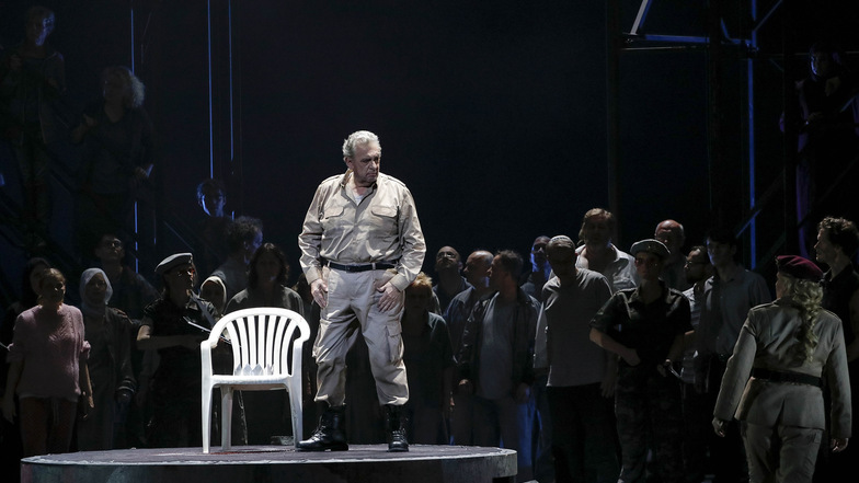 Singt und spielt, als wäre er 30, der 78-jährige Plácido Domingo in der eigentlich sängerunfreundlichen „Nabucco“-Inszenierung, die im Mai herausgekommen war.