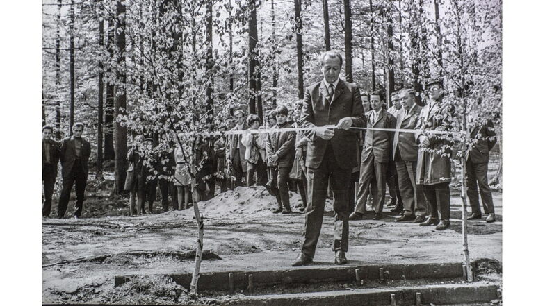 Der Wegebau durch die Schwedenlöcher war schon 1968 so wichtig, dass es eine feierliche Einweihung nach Bauabschluss gab, mit zahlreichen Amtsträgern vom regierenden Rat des Kreises.