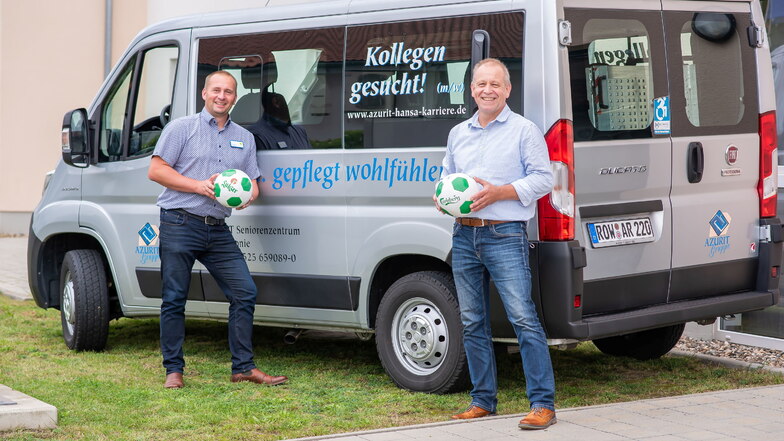 Azurit-Hausleiter Stefan Lux (l.) und BSG-Sponsorenbeauftragter Dietmar Schubert werfen sich den Ball zu und freuen sich auf die Zusammenarbeit.