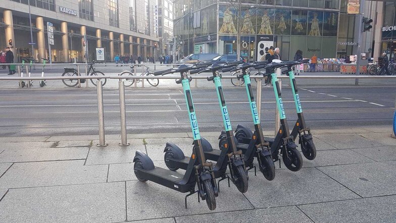 Neue E-Roller stehen unerlaubt in Dresden