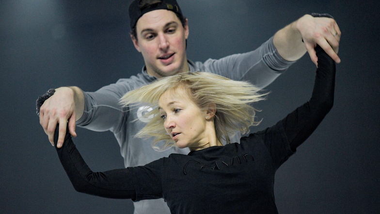 Aljona Savchenko und Bruno Massot, die Olympiasieger 2018 im Eiskunstlauf, stehen im Februar 2020 bei den Proben zur Show «Holiday on Ice» auf dem Eis.