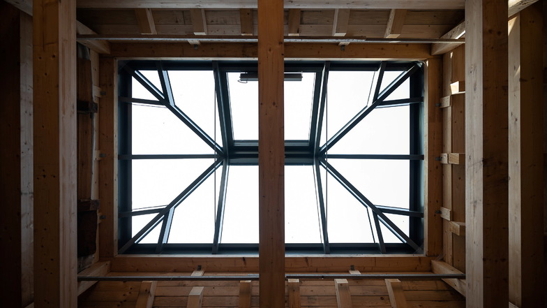 Das neu eingesetzte Dachfenster im Kutscherhaus lässt viel Licht hinein.