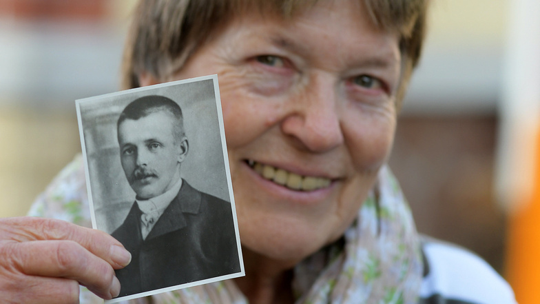 Wilrun Wagner zeigt ein Foto ihres Opas Emil Wagner, der beim Zugunglück in Schrebitz vor 100 Jahren umgekommen ist.