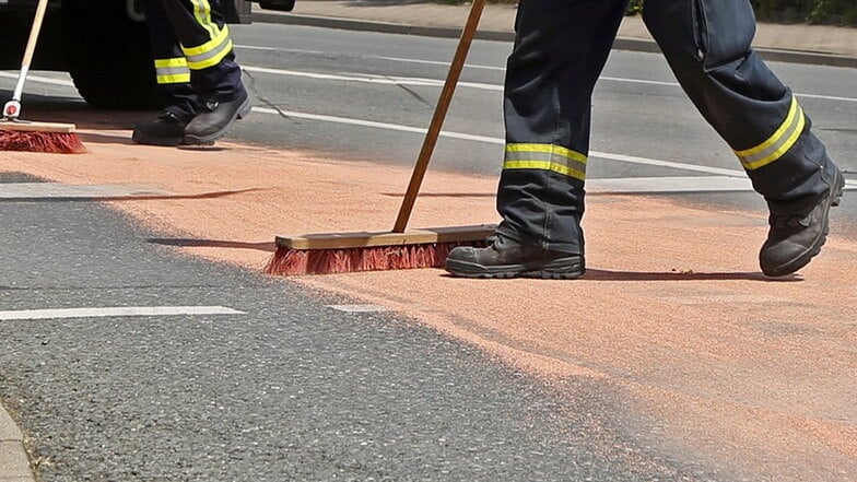 Nachdem zwei Autos auf der A4 bei Bautzen durch Reifenteile beschädigt wurden, musste ausgelaufener Diesel von der Fahrbahn beseitigt werden.