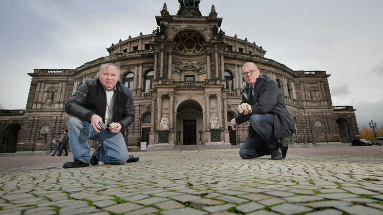 Pflasterbau-Experte Gerhard Kaßmann (l.) und Gesteinsfachmann Jan-Michael Lange auf dem Theaterplatz. Dort gibt es zahlreiche auffällige Sorten von Pflastersteinen.
