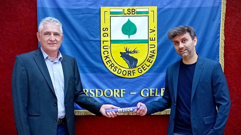 Nach 24 Jahren als Vereinsvorsitzender der SG Lückersdorf-Gelenau hat Olaf Tischer (l.) auch den Staffelstab an den neuen Vorsitzenden Robert Gretschel übergeben.
