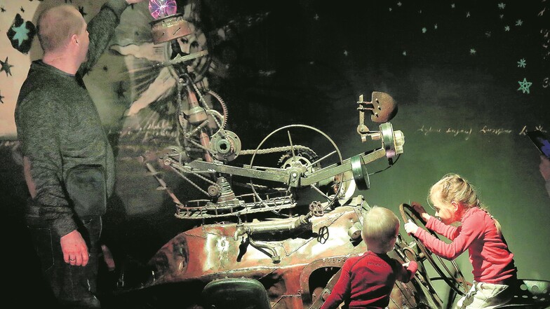 Im „Museum der Riesengebirgsgeheimnisse“ in Karpacz können Kinder ungewöhnliche Zaubermaschinen ausprobieren und mit Beinkraft eine Kugel zum Leuchten bringen.