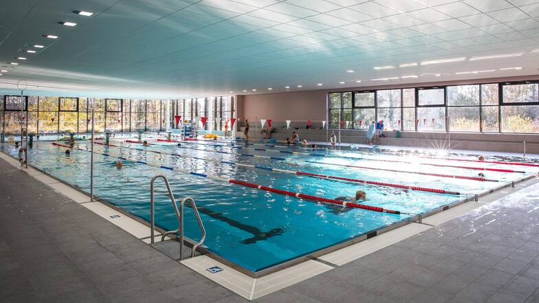 Auch in der Schwimmhalle Bühlau sollen bald wieder die üblichen Zeiten für öffentliches Schwimmen gelten.