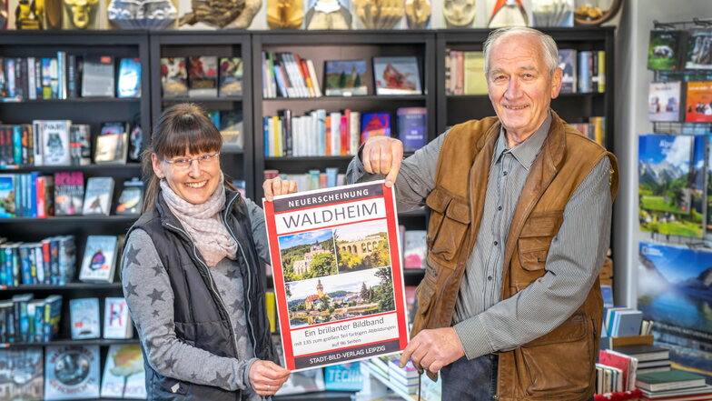 Katja Dierbeck und Karl-Heinz Teichert zeigen ein Plakat des neuen Bildbandes über Waldheim. Das Buch soll noch vor dem Weihnachtsmarkt geliefert werden.