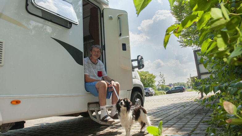 Detlev Breu ist mit seiner Frau und Hund Fenno aus Göppingen mit dem Caravan auf Urlaubsreise. Eine Station war jetzt auch Großenhain.