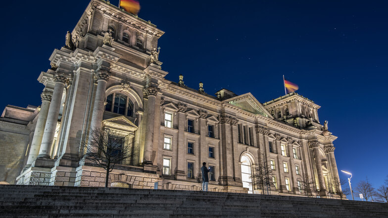 Neben mehr Sicherheit für Abgeordnete und jährlich drei Millionen Besucher der Reichstagskuppel soll das neue Sicherheitskonzept auch einen ästhetischen Fortschritt bringen - den Blick auf den Reichstag also nicht verstellen.