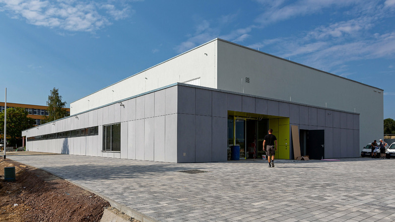 So sieht die neue Drei-Feld-Sporthalle in Bannewitz "Am Marienschacht" von außen aus.