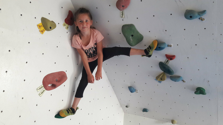 In der Kinder-Kletter-Halle in Kamenz-Wiesa hat auch Silja Spaß an Bewegung. Auf 80 Quadratmetern gibt es über 1.000 Griffe.
