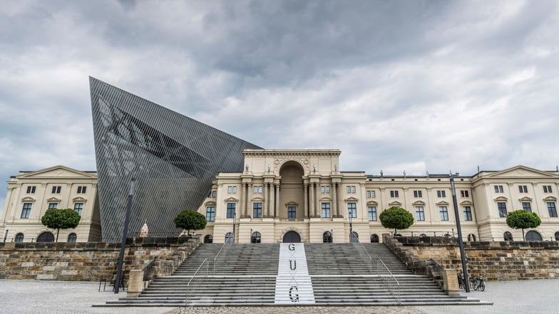 Ein 51 Jahre alter Mann soll dem Militärhistorischen Museum der Bundeswehr in Dresden gefälschte Dokumente der NS-Zeit verkauft haben.