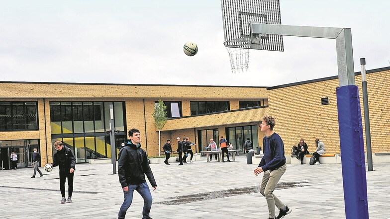 Schüler der 10. Klasse nutzen während der Pausen gern den Basketballkorb im Hof des neuen deutsch-sorbischen Schulzentrums.