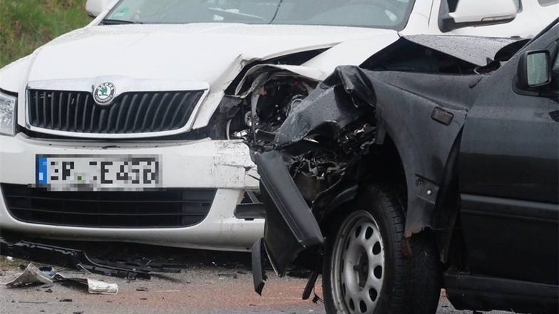 Bei dem Unfall am Ortseingang von Weißenberg waren ein VW Golf und ein Škoda zusammengestoßen.