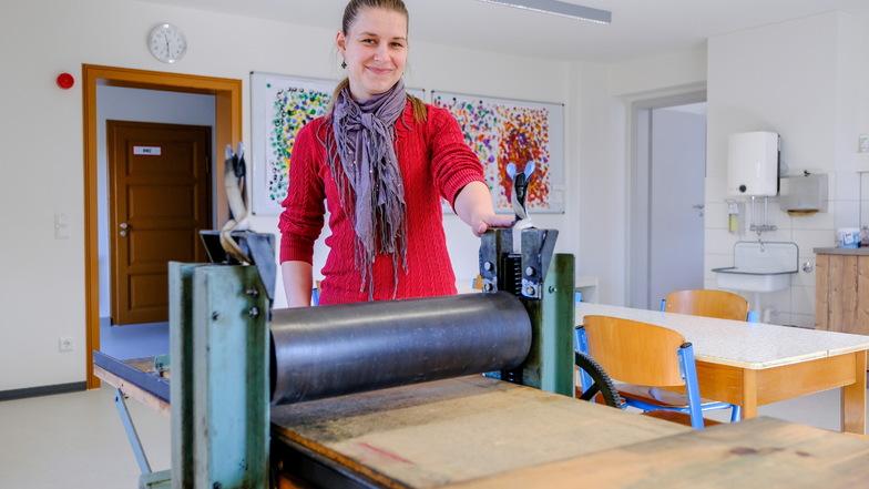 Stefanie Tatz zeigt die Druckpresse, mit der der Namensgeber der Schule, Hans Georg Anniès gearbeitet hatte und die kürzlich von seiner Tochter übergeben wurde.