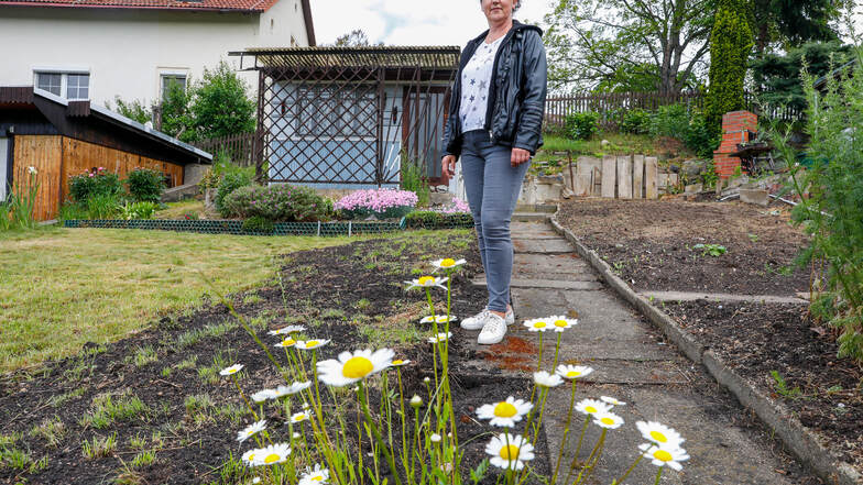 Vereinsvorsitzende Daniela Seibt in der einzig noch freien Parzelle der Kleingartenanlage "Zur Sandgrube" in Eckartsberg.