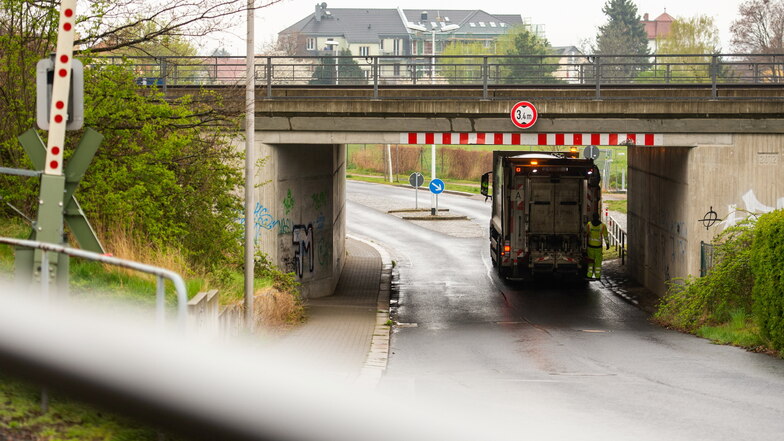 An dieser Bahnbrücke in Radebeul blieb der Fahrer eines Container-Lkw hängen. Die Teleskoparme waren nicht vollständig eingefahren.