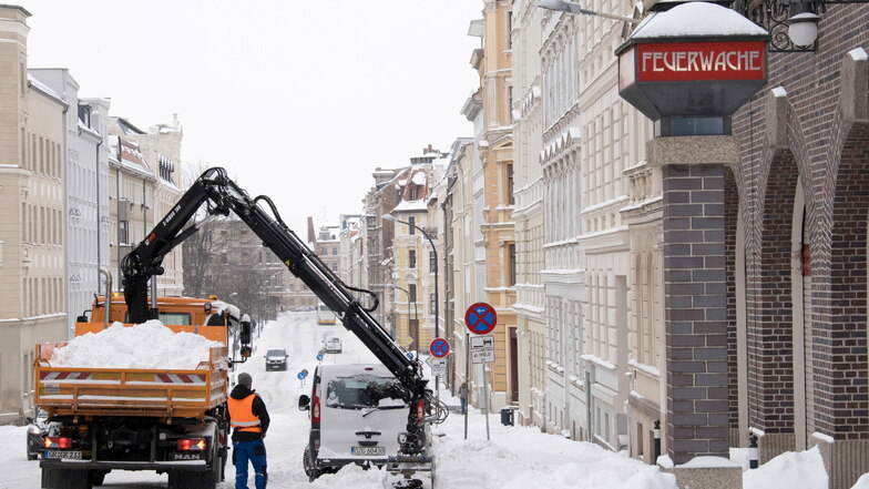 Vor der Feuerwache an der Krölstraße in Görlitz wurde der Schnee am Montag geräumt und per LKW abtransportiert.