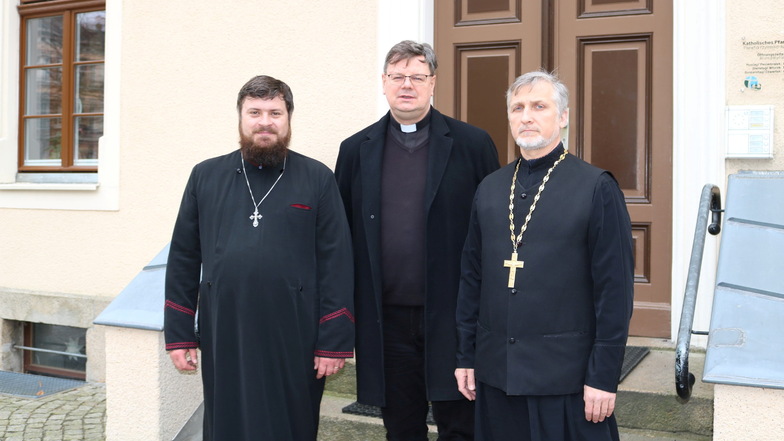 Die orthodoxen Pfarrer Sebastian Schipor (l.) und Rostislav Evenko (r.) aus Dresden wollen künftig Gottesdienste für Ukrainer anbieten. Der katholische Priester Roland Elsner stellt die Kirche dafür bereit.