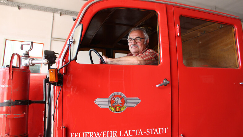 Walter Stark ist nahezu täglich im Feuerwehrdepot in Lauta, um nach dem Rechten zu schauen und sich um Details zu kümmern. Hier ist er in einem Feuerwehrfahrzeug vom Typ S4000-1, einem „Sachsenring“ vom Kraftfahrzeugwerk „Ernst Grube“ Werdau.