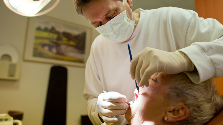 Keine Entzündungen oder Druckstellen – der Zahnersatz sitzt. Regelmäßige Kontrollen sind auch bei den „Dritten“ nötig.