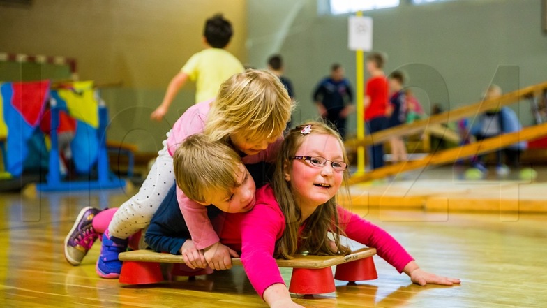 Die Kinder haben viel Spaß in der Turnhalle beim Wintersportfest in Bernsdorf.