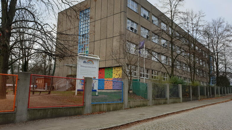 Die Regenbogenschule in Weinhübel: Zurzeit lernen hier auch die Schüler der Grundschule Königshufen.