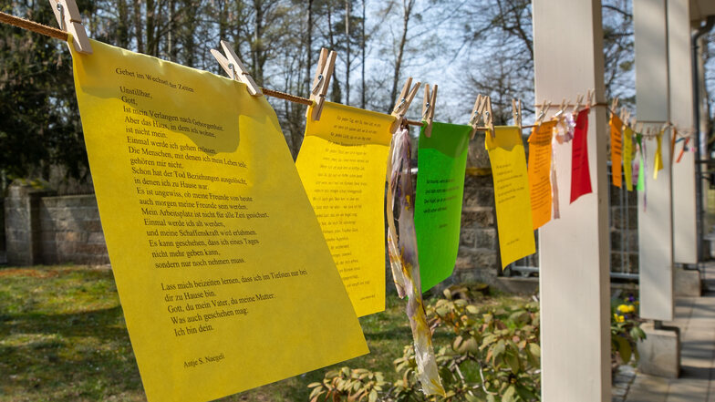 An der Feierhalle in Graupa wurden Zettel mit Mut machenden Botschaften zum Mitnehmen aufgehängt.