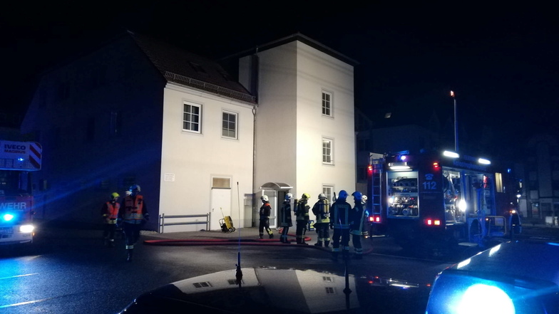 Einsatz am Sonntagabend im Wohn- und Geschäftshaus an der Bautzener Straße in Niesky. 40 Feuerwehrleute waren vor Ort.