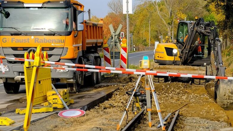 Gleisbau in Berbisdorf. Hier wurde der Bahnübergang für die Lößnitzgrundbahn neu befestigt.