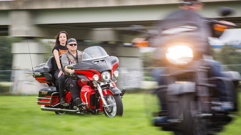 Bei einer Testrunde in der Flutrinne genießt Organisatorin Daniel Hesse selbst das Harley-Gefühl. Am Wochenende hofft sie auf Tausende Harley-Fahrer in Dresden.