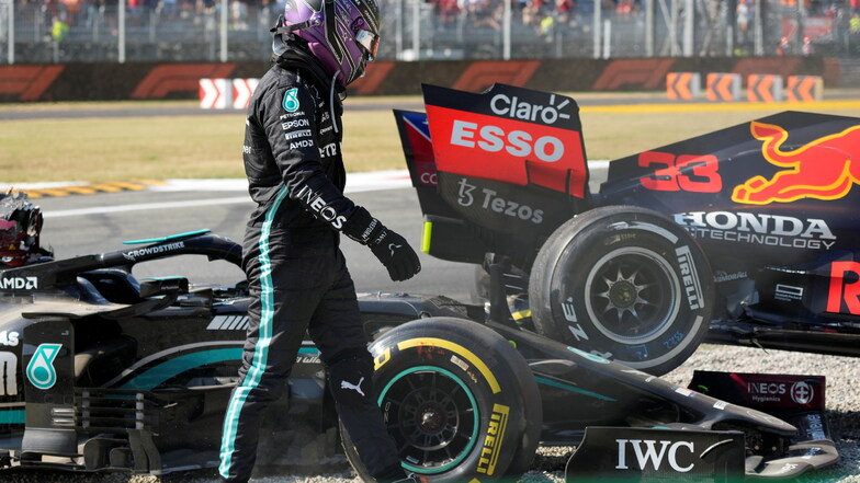 Restlos bedient: Weltmeister Lewis Hamilton nach seinem Crash mit Max Verstappen.