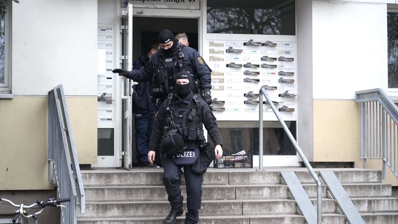Einsatzkräfte von Polizei und SEK und sind am Sonntag zur Budapester Straße in Dresden gerufen worden.