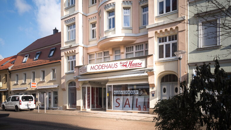 Im Modehaus Haase an der Hauptstraße in Riesa stehen die Zeichen derzeit auf Ausverkauf. Das Geschäft schließt demnächst und zieht sich in sein Frauenhainer Stammhaus zurück.