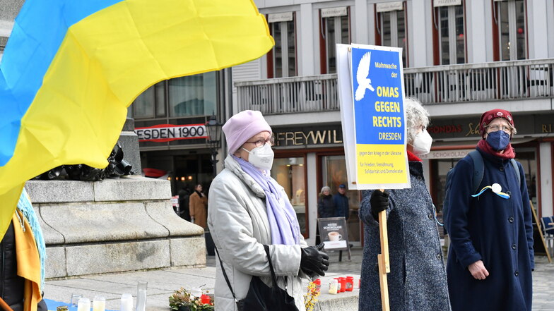 Sonst demonstrieren die "Omas gegen Rechts" gegen den Rechtsextremismus in Sachsen. Am Samstag stand der Krieg in der Ukraine im Mittelpunkt einer Mahnwache.