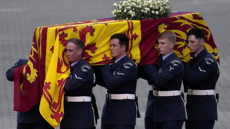 Mitglieder der Queen's Colour Squadron tragen den Sarg von Königin Elizabeth II. zum wartenden Leichenwagen auf dem Luftwaffenstützpunkt Northolt.