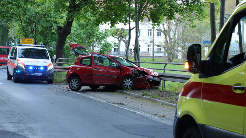Am Sonnabend schleuderte in Moritzburg ein Pkw nach einer Kollision links gegen eine Leitplanke. Die Fahrerin wurde schwer verletzt.