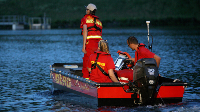 Die DLRG suchte mit einem Boot mit Sonargerät nach dem vermissten Jugendlichen.