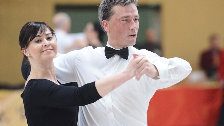 Tänzer wie Joachim Rene Scholz und Tina Wurm vom Tanzsportklub Excelsior Dresden treffen sich alljährlich in der Lößnitzsporthalle zum Wettkampf.