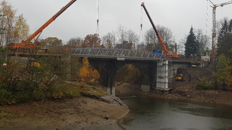 Malter: Riesenbrücke schwebt ein