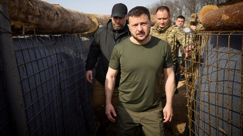 Ukraine-Krieg: Selenskyj kritisiert erneut ausbleibende Waffenhilfe