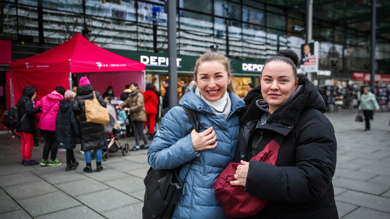 Svetlana Zhuravel (l.) und Olga Denisova haben sich Sim-Karten in der Prager Straße besorgt. Dort hat die Telekom ein Zelt vor dem Geschäft aufgebaut.