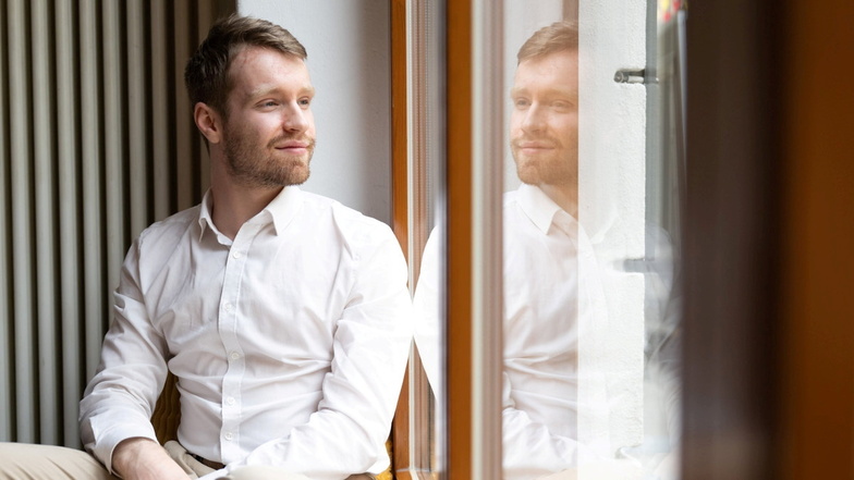 Florian Buschmann sitzt in einem Café und schaut aus dem Fenster. Der Dresdner litt drei Jahre lang unter einer Computerspielsucht.